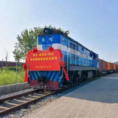 “青岛-秦皇岛-保定”纸浆海铁联运班列首发成功