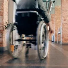 你正在挑选手动轮椅吗？快来看看《康复辅具小课堂》吧~