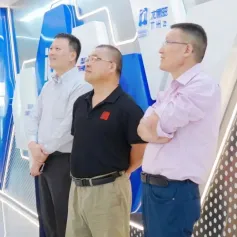 舍弗勒大中华区工业事业部总裁王贵轩博士、工业研发及工业4.0副总裁于庆峰博士一行莅临青源峰达参访交流