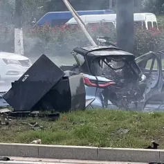 蔚来ES8撞后起火，整车遭解体！