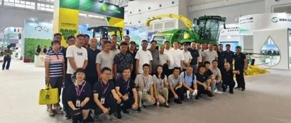 中国奶业大会丨约翰迪尔推出全新8600更大马力，性能更先进的牧草收获设备