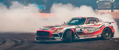 “展”与“赛”的完美共生:D1汽车飘移大奖赛收官战引爆东莞,56车手共铸飘移史诗