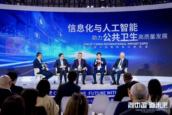 专家与媒体、企业代表围绕“AI赋能智慧健康科普转型与升级”话题展开讨论