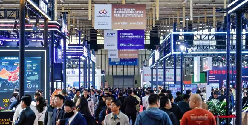 人们走在街头 AI 生成的内容可能不正确。