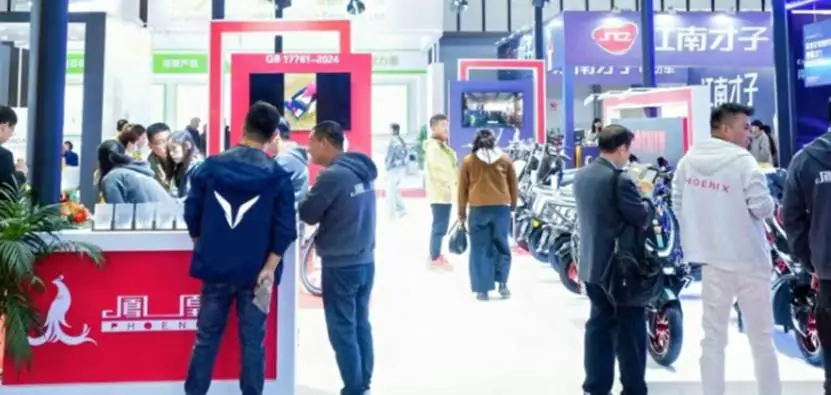 一群人站在街道上走 AI 生成的内容可能不正确。