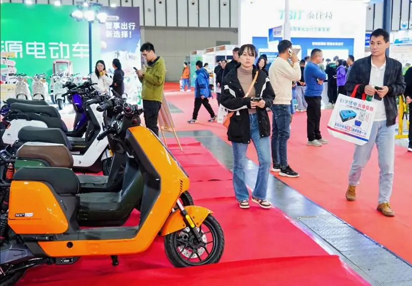 人们站在摩托车旁摆拍 AI 生成的内容可能不正确。