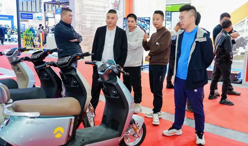 一群人站在摩托车旁摆拍 AI 生成的内容可能不正确。