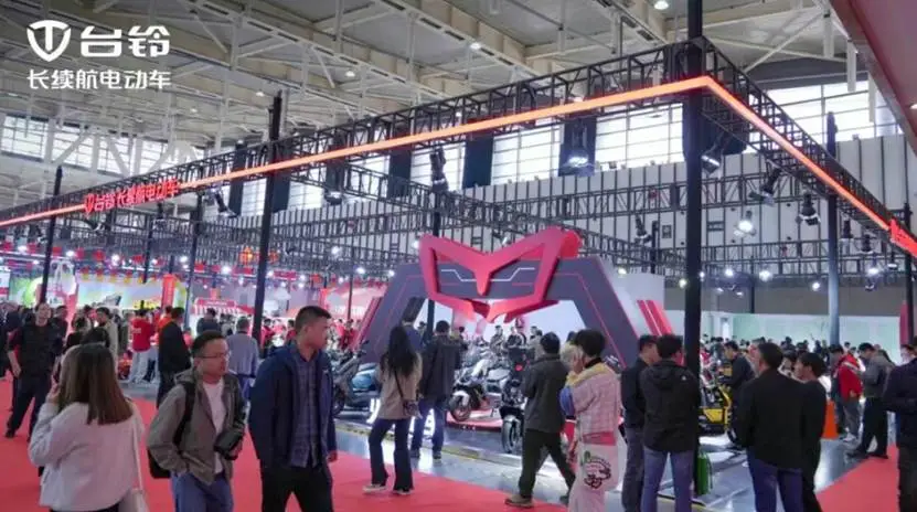 人们站在人群中 AI 生成的内容可能不正确。