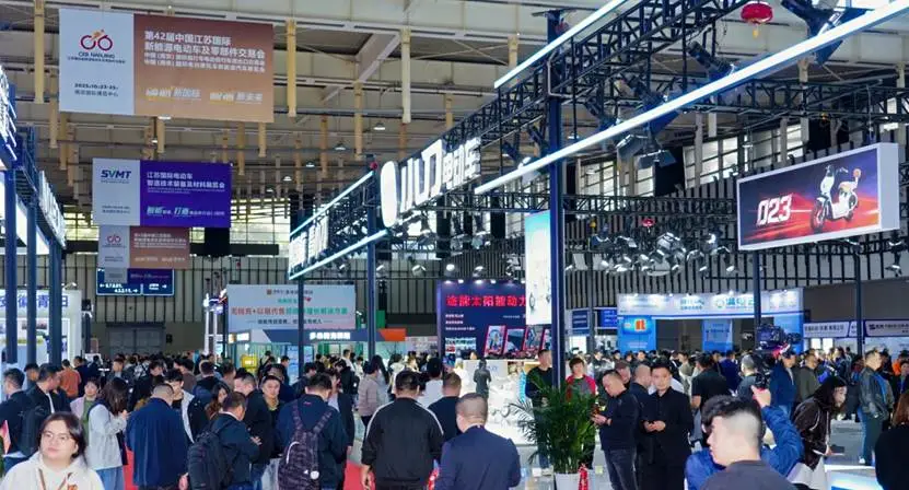 人们站在人群中 AI 生成的内容可能不正确。